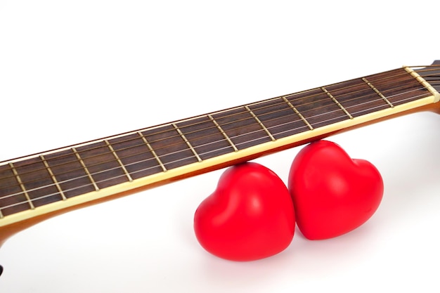 Шея акустической гитары и красное сердце на белом фоне Любовь и музыкальная концепция
