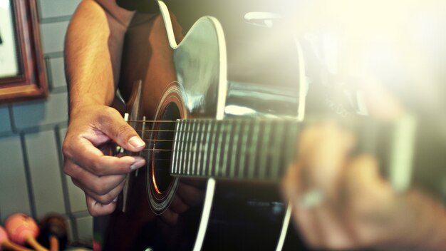 Foto suonare la chitarra acustica. uomini che suonano la chitarra acustica.