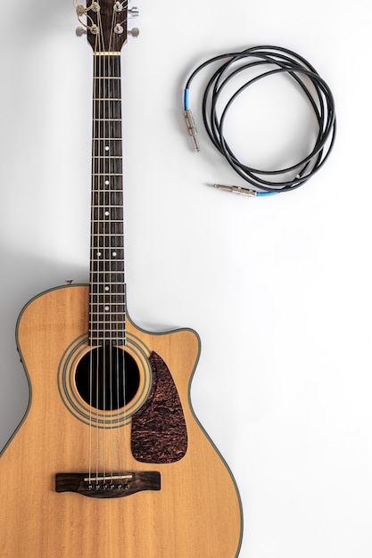 흰색 배경에 있는 어쿠스틱 기타, 위쪽 전망, 음악적 창의성, 취미의 개념.