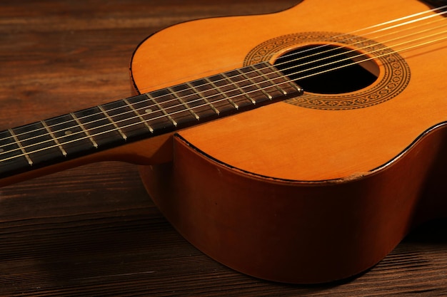 木製の背景にアコースティックギター