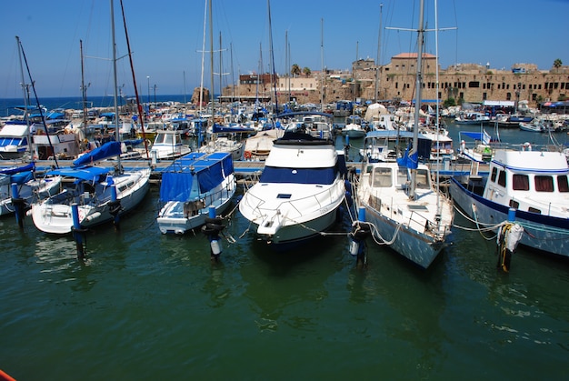 Acre port israel. barche a vela nel porto di acre