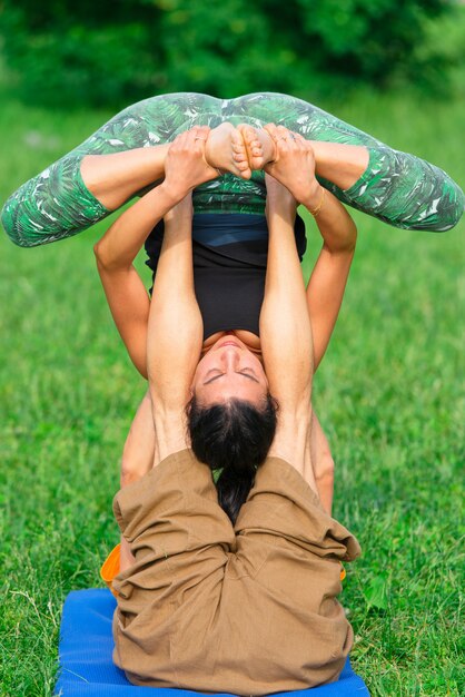 Acro yoga in het park