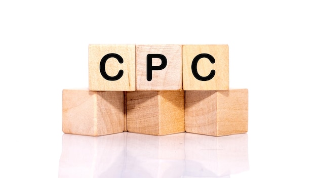 Acroniem CPC Cost per Click Houten kleine kubussen met letters op een witte achtergrond bedrijfsconcept afbeelding