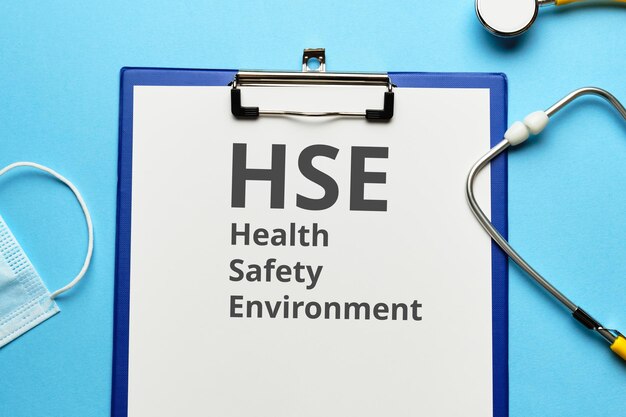 Аббревиатура HSE или Health Safety Environment Текст на бумаге