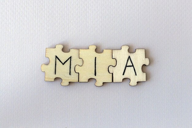 Missing In Action의 약자 MIA 퍼즐에 적힌 글자