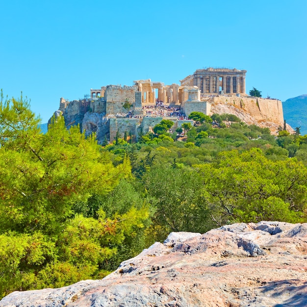 ギリシャの夏の晴れた日にニンフの丘からアテネのアクロポリス-ギリシャの風景