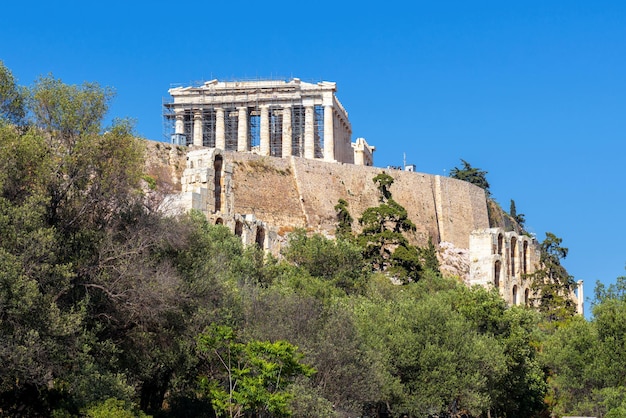 その上にアテネ ギリシャの有名なパルテノン神殿のアクロポリス