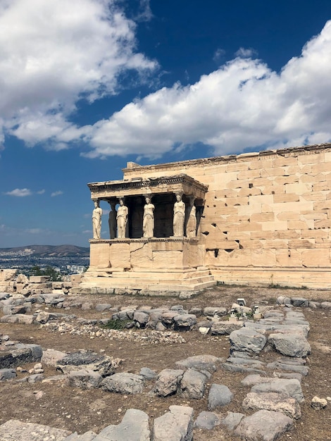 Photo the acropolis of athens greece with the parthenon temple on top of the hill during a summer sunset