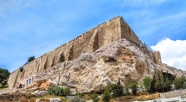 강력한 중세 성벽이 있는 아크로폴리스 아테네 그리스