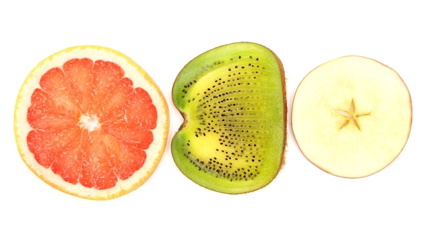 흰색 배경에 얇게 썬 키위, 사과, 자몽을 가로질러. 과일의 유용한 비타민 식품