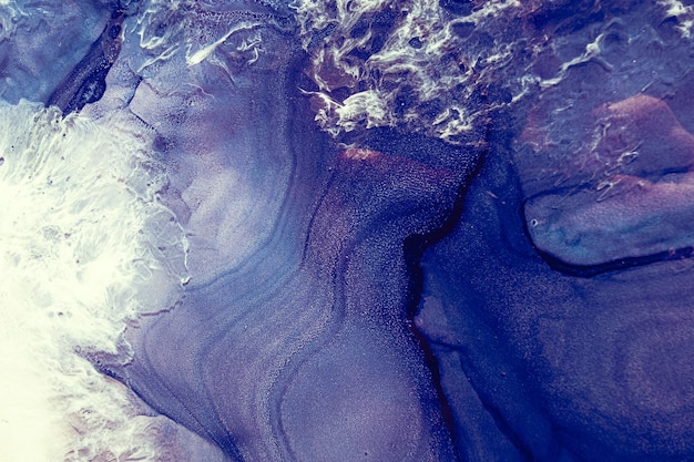 Acryl inkt water. Marmeren textuur. Blauw wit mineraal kristal abstract ontwerp met fonkelingskorrel. Lucht oceaan. Streeppatroon van natuursteen. Oosterse kunst achtergrond. Luxe rust.