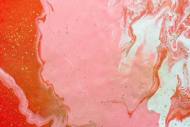 Acryl vloeistof kunst. wit rood roze golven en gouden spatten. abstracte marmeren achtergrond of textuur.