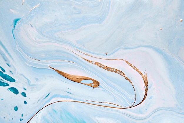 アクリル流体アート青い水彩画の背景に液体の金の波抽象的な大理石の背景またはテクスチャ