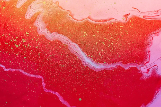 아크릴 유체 아트. 분홍색 붉은 파도와 황금빛 내포물. 추상 대리석 배경 또는 질감입니다.