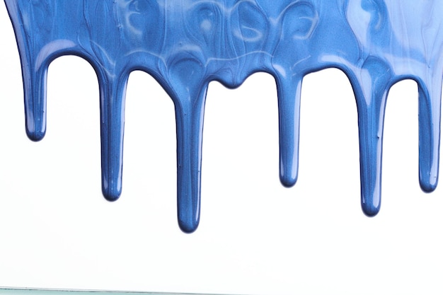 Foto macchia di vernice acrilica macchia caotica di pennellata che scorre su sfondo di carta bianca arte fluida di sfondo di colore blu creativo