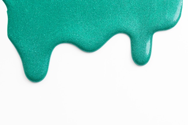 Foto macchia di vernice acrilica macchia caotica di pennellata che scorre su sfondo di carta bianca arte fluida di sfondo di colore verde creativo