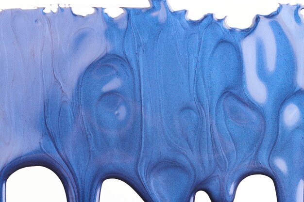 Acrylverfvlek chaotische penseelstreekvlek die op Witboekachtergrond stroomt Creatieve blauwe kleurenachtergrond vloeibare kunst