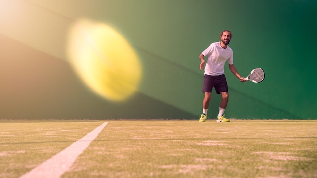 Praticare lo sport della pagaia sul campo all'aperto uomo che insegna alla classe di padel