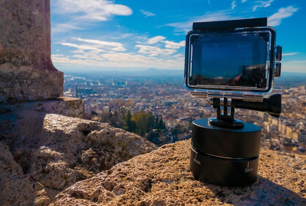 Actiecamera die foto's maakt van de stad Granada.