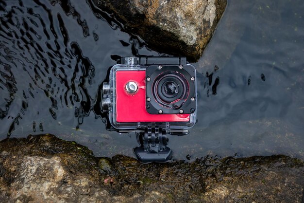 Actiecamera in het water in een beschermde waterdichte behuizing