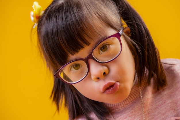 Actief denken. Schattige knappe kleine prinses met bruine ogen met donker haar en pony