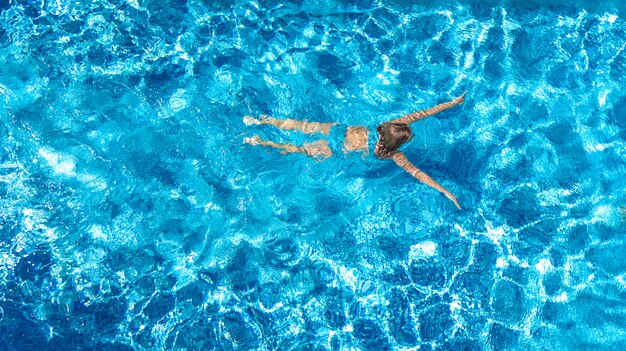 Actief meisje in zwembad luchtfoto drone weergave