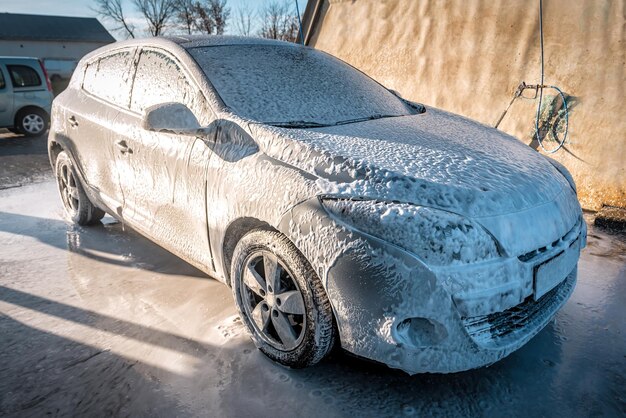 Actief schuim op de auto, thema carwash