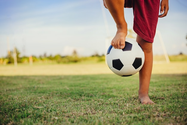 actiesport buiten een groep kinderen die voetbal spelen