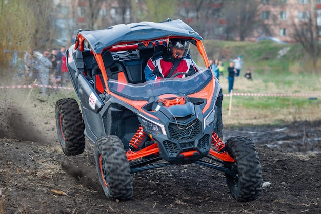 Actieve ATV en UTV rijden in de modder en het water op een zonnige dag