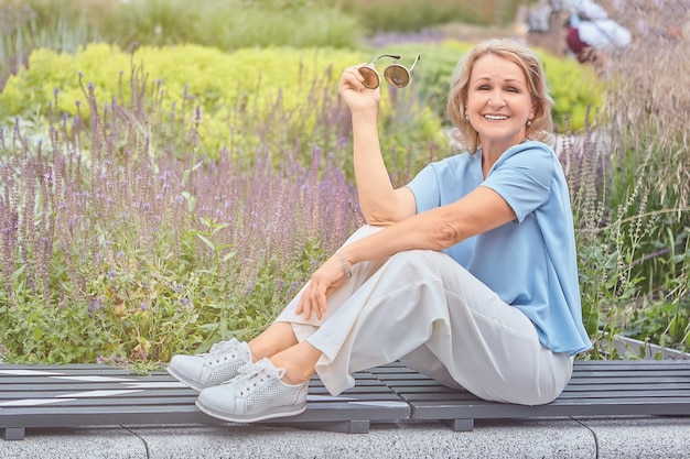 Actieve blanke oude dame 60 jaar oud loopt in openbaar park