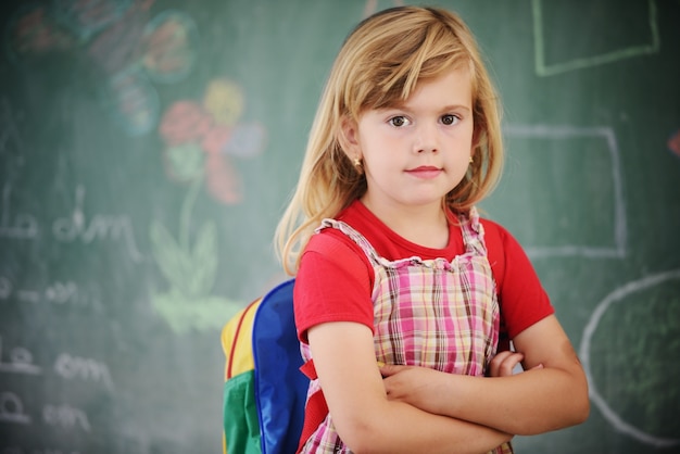 Actieve echte kinderen in de klas met schoolles