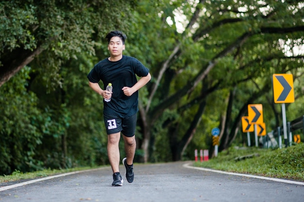 Actieve gezonde hardloper joggen buiten Dinking water