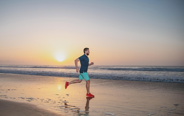 Actieve gezonde hardloper joggen buiten jonge en actieve jogger hardlopen fit mannelijke fitness runner tijdens