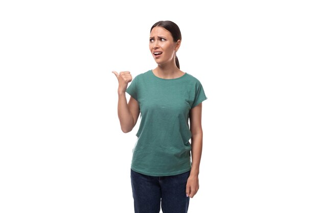 Actieve glimlachende jonge blanke brunette vrouw in groen T-shirt trekt de aandacht
