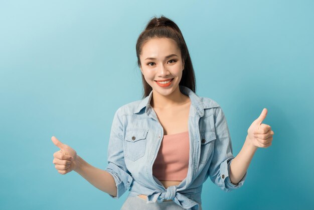 Actieve jonge vrouw in casual zomeroutfit die plezier heeft binnen