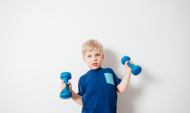 Actieve kinderen die sporten door het voorbeeld van ouders te volgen