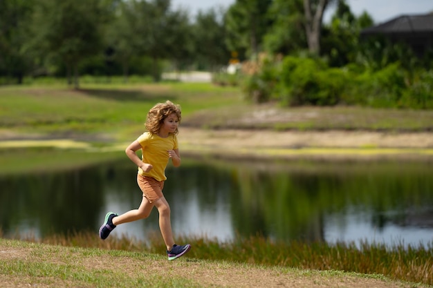 Actieve kinderen sport kinderen gezonde sportactiviteit voor kinderen kleine jongen race jonge atleet in run