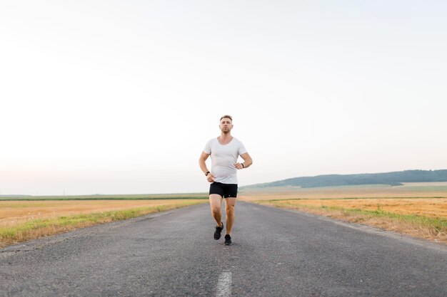 Actieve man joggen op de weg