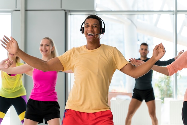 Foto actieve mensen die plezier hebben in de zumba-les