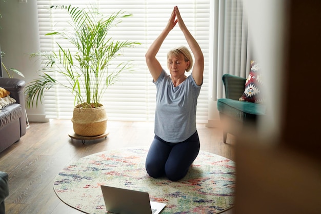 Actieve oudere vrouw die yoga doet