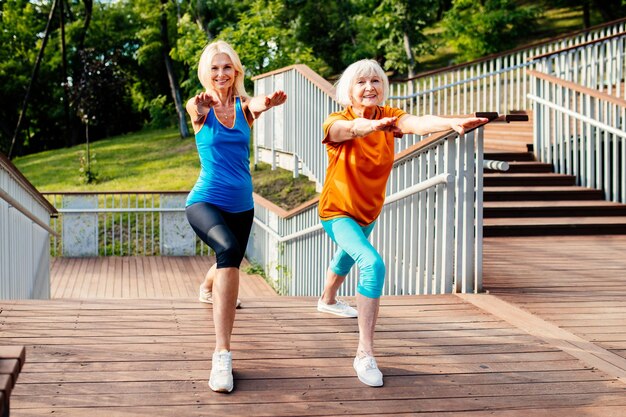 Actieve oudere vrouwen doen fitness in een park