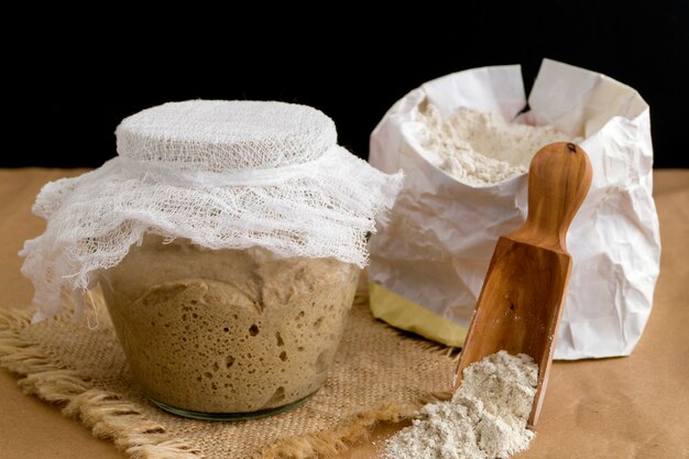 Actieve roggezuurdesem in een glazen pot voor zelfgebakken brood.