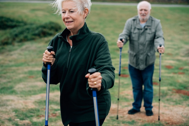 Actieve senioren met trekkingstokken