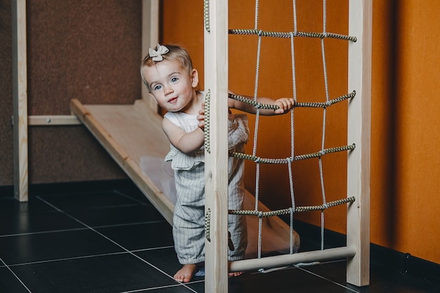 Actieve spelletjes voor baby binnenshuis activiteiten peuter meisje spelen op huis houten indoor speelsets speel gym