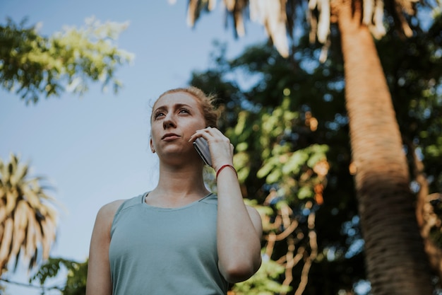 Actieve vrouw aan de telefoon