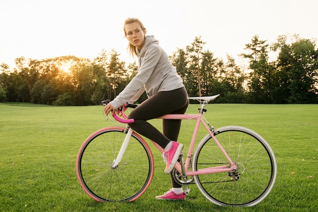 Actieve vrouw die een fiets berijdt