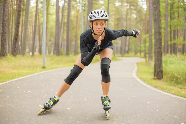 Actieve vrouw rolschaatsen