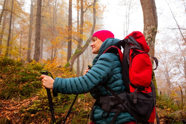 Actieve vrouw wandelen in prachtig herfstbos