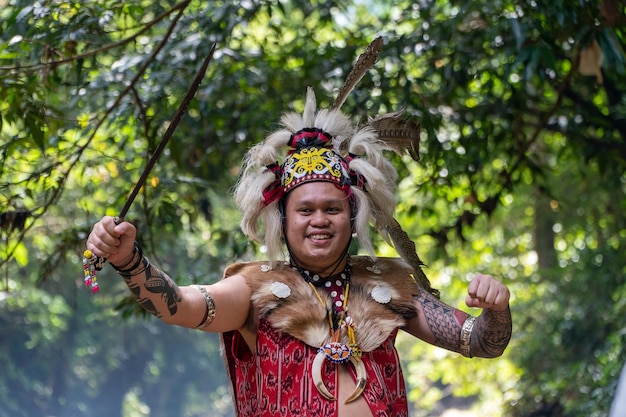 Foto l'azione di un guerriero dayak del borneo