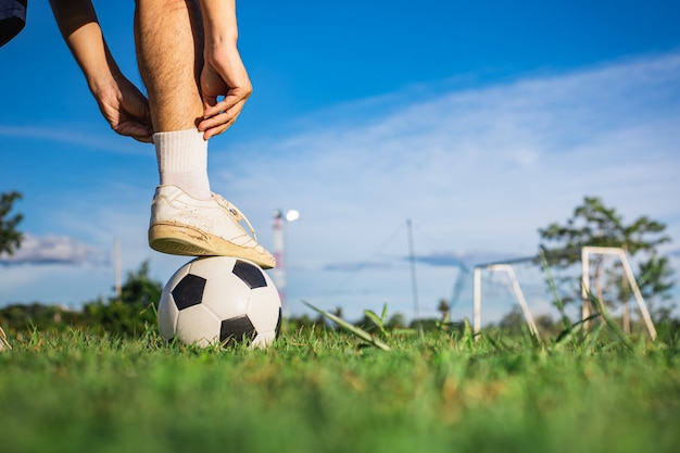 運動のためのサッカーサッカーを楽しんでいる男の子の屋外のアクションスポーツ。